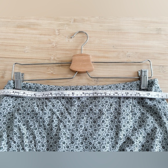 Sandwich Skirt -Floral - Blue/Grey Viscose- Below Knee - Size 40 (8) - Picture 5 of 13